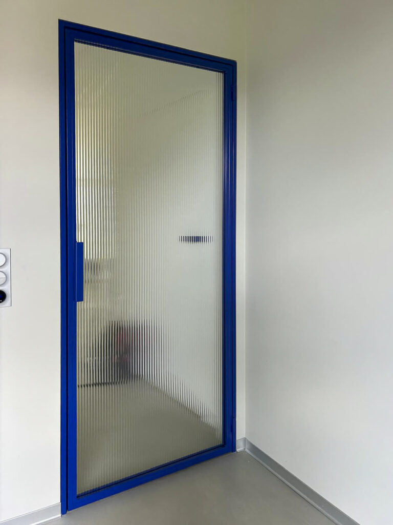 Drzwi loftowe w kolorze RAL 5002 ze szkłem flutes - widok z przodu